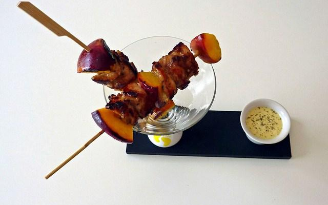Brochettes de lapins épicées et nectarines au miel de garrigue, sauce à la moutarde douce