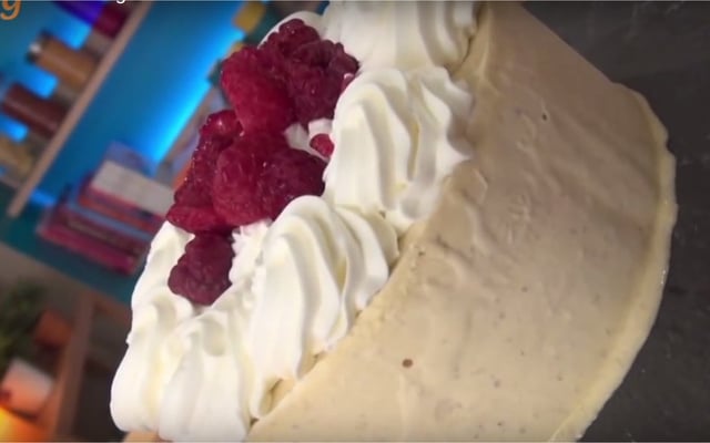 Vacherin glacé à la vanille et aux framboises