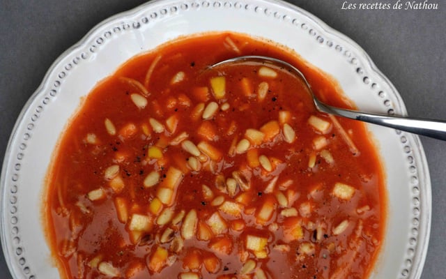 Potage aux tomates épicé au curry, dés de pommes et pignons de pin