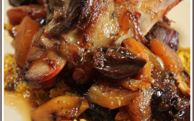 Tajine de souris d'agneau aux pruneaux et poires