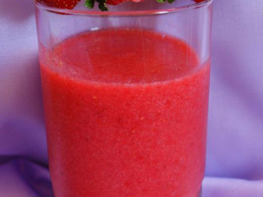 Smoothie rose : fraise framboise et banane)