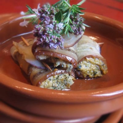 Rouleaux d'aubergines aux herbes du jardin
