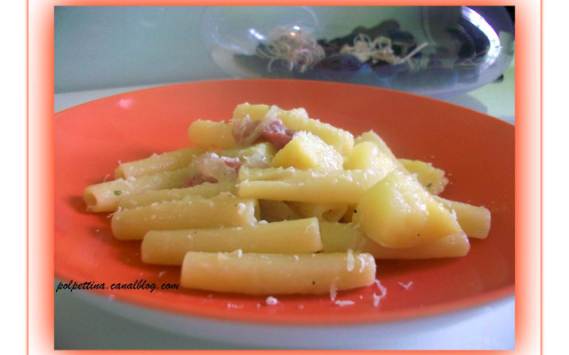 Ziti spezzati, pommes de terre, oignons et pancetta