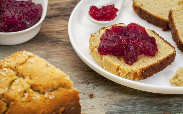 Cake à la noix de coco et confiture de fraises