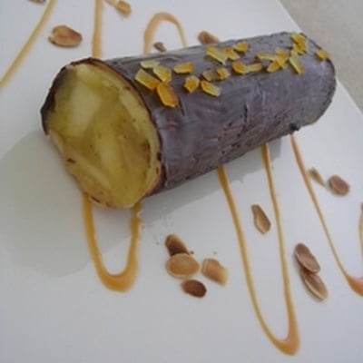 Cannellonis chocolatés aux pommes et aux fruits secs parfumés à la cardamome, sauce au caramel à la fleur de sel