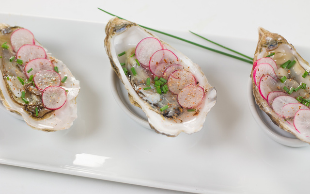 Huîtres crues rondelles de radis, citron et poivre