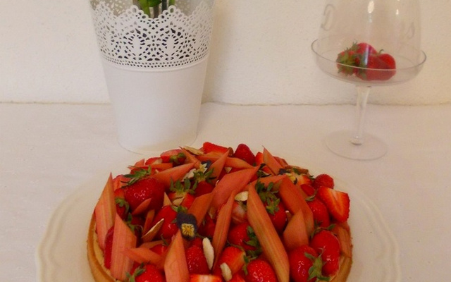 Tarte fraise rhubarbe amande de C. Heitlzer