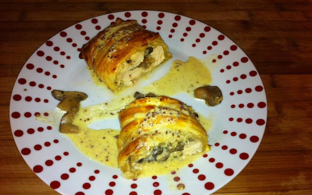 Blancs de poulet feuilletés farcis aux cèpes.