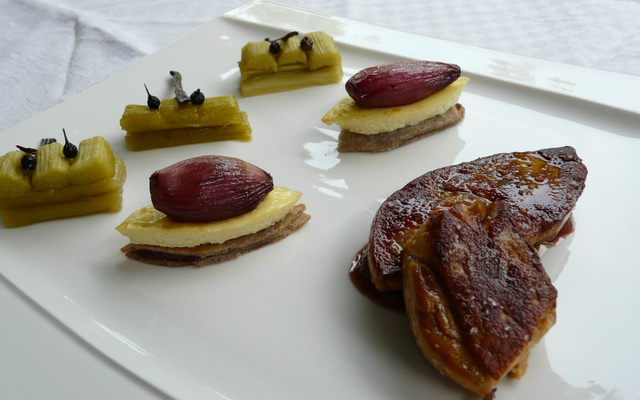 Foie gras de canard juste poêlé, compotée de rhubarbe vanillée aux poivres, échalotes confites au Floc de Gascogne ,royale d'ail de Lomagne sur croustille mi-sarrasin et magret fumé