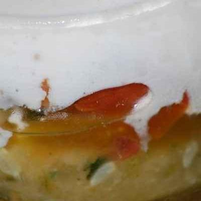 Verrines de mousse parfumée aux dattes sur aljouke de courgettes et salade marocaine