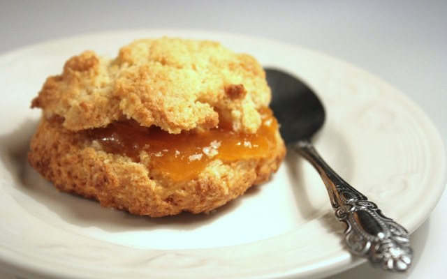 Scones la confiture d'abricots