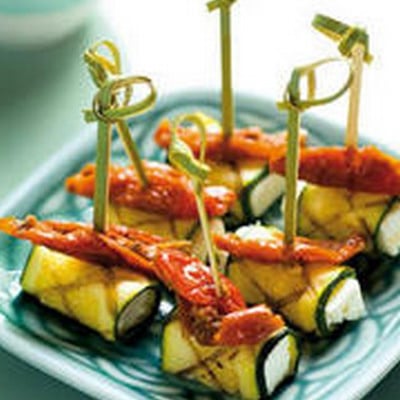 Courgette grillée à la feta, huile de sésame et germes d'asperge