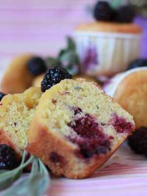 Cakes citron, mûres, sauge