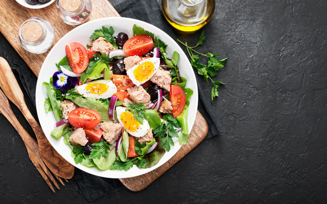 Salade de thon, oeuf et tomate