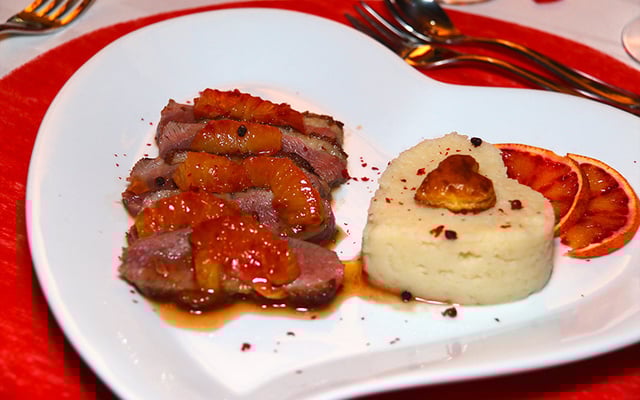 Magret de canard sauce à l'orange sanguine, écrasée de céleri