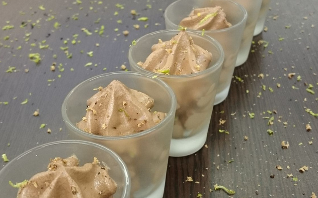 Mousse choco rapide, contenu et contenant à manger...