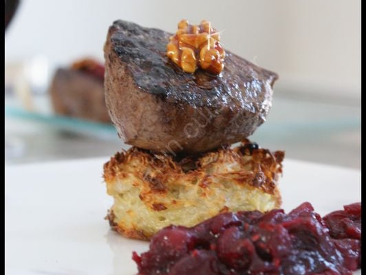 Pavé de biche sur rösti, chutney cranberries-framboises et noix caramélisées