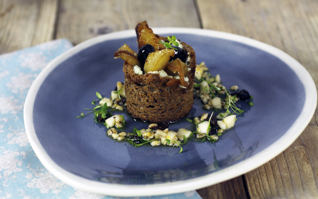 Roquefort AOP Papillon noir fumé en croûte de seigle poire et olives noires confites au sucre orge comme une sauce vierge