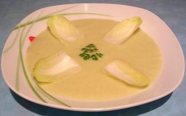 Soupe crémeuse d'endives, maroilles et gruyère râpé
