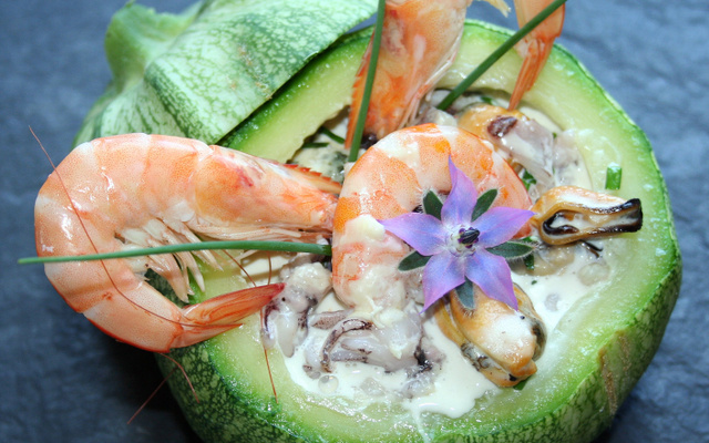 Courgette farcie aux fruits de mer sauce mascarpone ciboulette