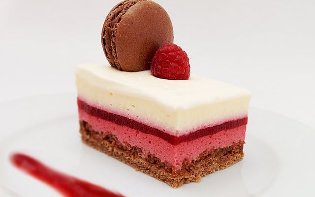 Entremets framboises, chocolat au lait et vanille