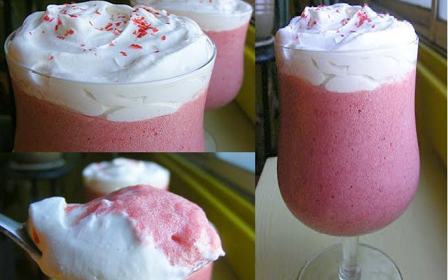 Un Parfait (mélange) de fraises et rhubarbe