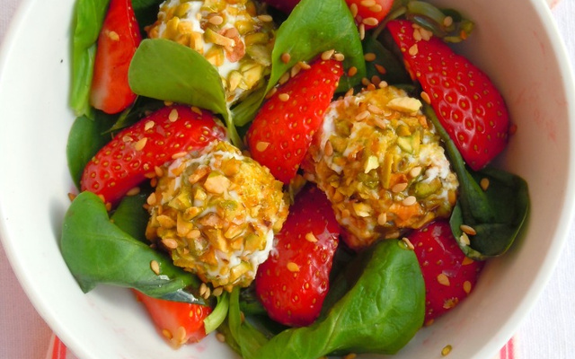 Salade de fraises au fromage frais et pistaches