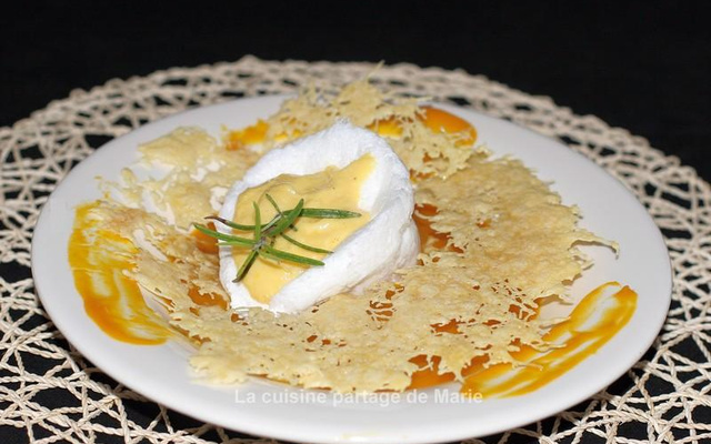 Soupe de potimarron et sa dentelle d''emmentale