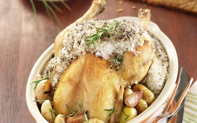 Poulet en croûte de sel et grenailles de Noirmoutier