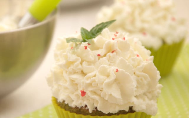Cup-cakes chaud-froid aux jeunes courgettes, pesto, et chèvre frais
