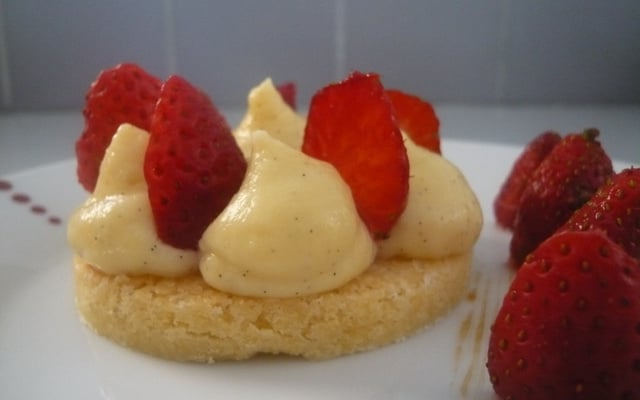 Sablé breton, crème pâtissière vanillée et ses fraises