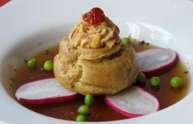 Choux à la mousse de ratatouille, gelée de bouillon de légumes et légumes croquants