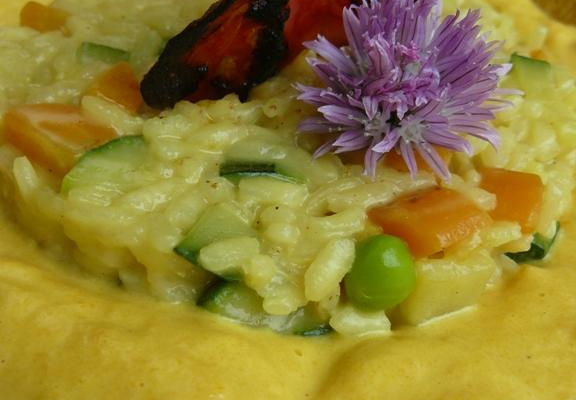Risotto printanier sur une crème de carottes au curcuma