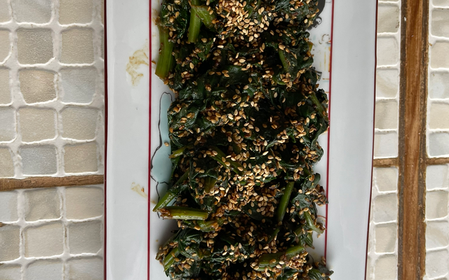 Epinards à la sauce miso et graines de sésame