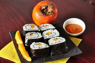 Makis de kaki Persimon, gingembre et citron confit, crème de poivron rouge