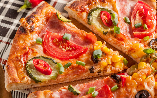 Pizza aux légumes et jambon