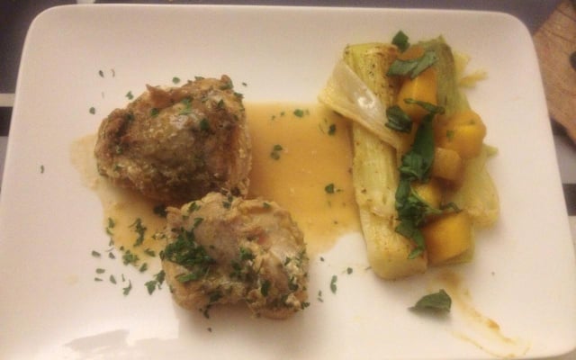 Lotte rôtie à la mangue sur nid de poireaux