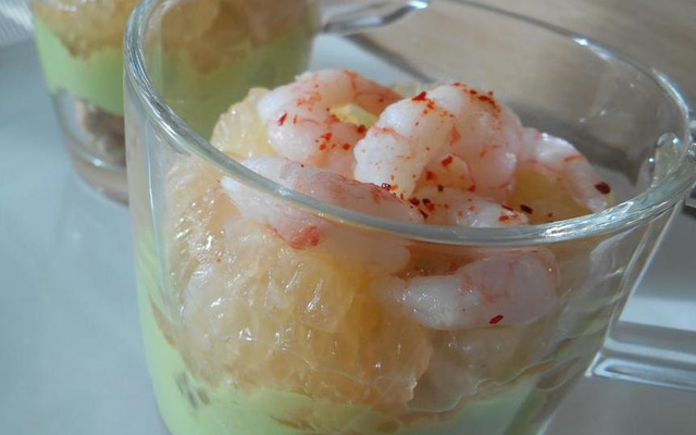 Verrine crème d'avocat, pamplemousse et crevettes