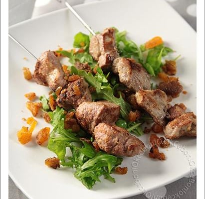 Brochettes d'agneau épicées aux fruits secs