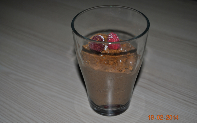 Bavarois au chocolat sur lit de frambboises