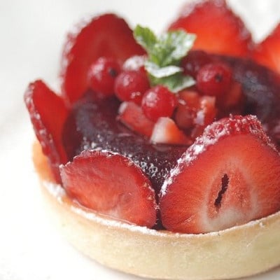 Tartelettes aux fraises en gelée de fruits rouge