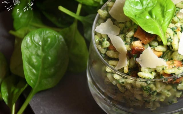 Risotto au poulet, épinards, ail & fines herbes