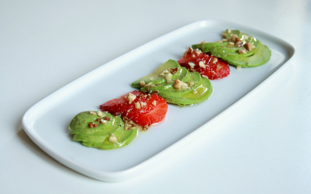 Carpaccio d'avocat & de fraises à l'huile de noix vierge
