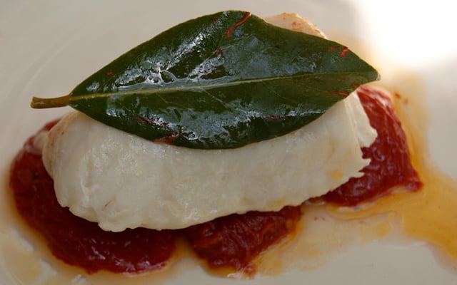 Dos de merlu aux tomates rôties