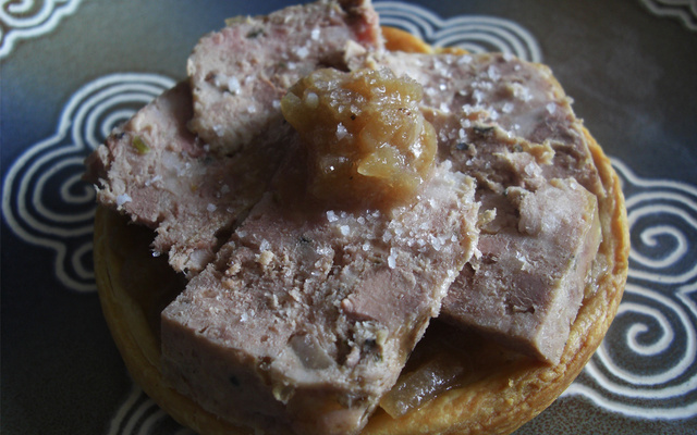 Tarte fine à la terrine de campagne, compotée d'oignons au cidre