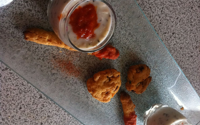 Verrines apéritives poivron et chèvre et son mikado aux pépites de chorizo, glaçage poivron