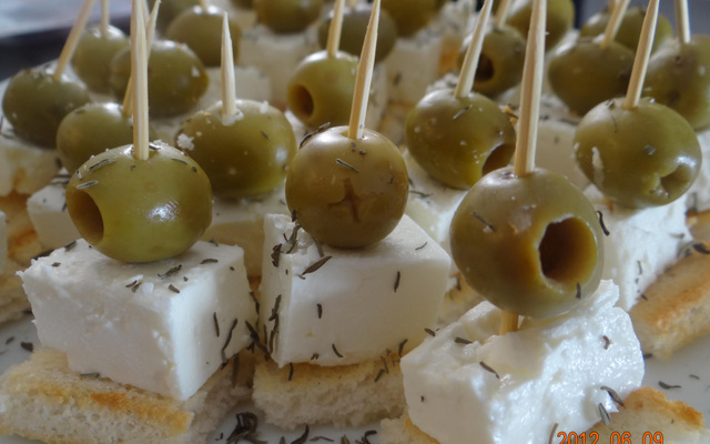 Petites brochettes féta olives