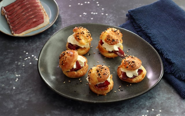 Mini choux au sésame farci au Magret fumé, confiture de figue et chantilly au curry