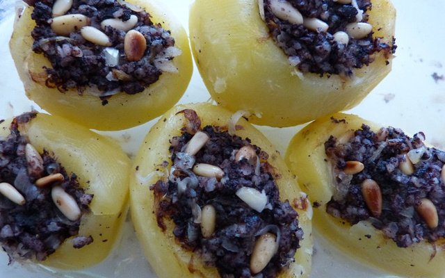 Pommes de terre farcies au boudin noir et pignons