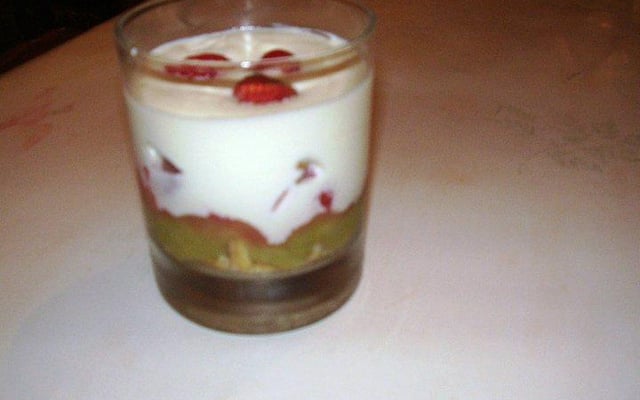 Trifle fraises, rhubarbe et mousse au chocolat blanc